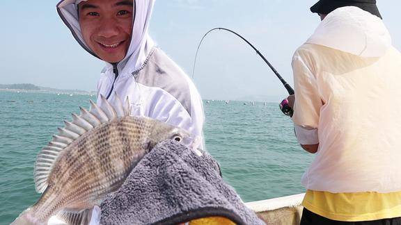 阿烽教阿鑫開船釣魚這小子竟在海上飆車釣的魚比阿烽還大