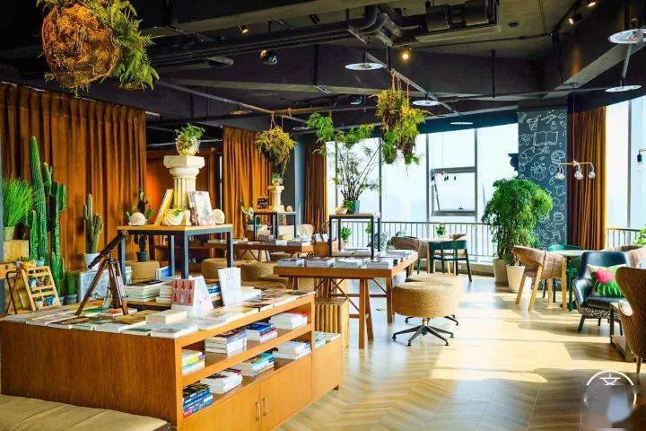 在这个下雨天,一起躲进这座城市里的精神花园