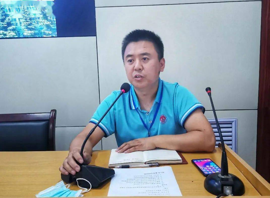 参加会议的校领导有刘平原,赵晓勇,魏庆波及各管理科室主任,年级主任