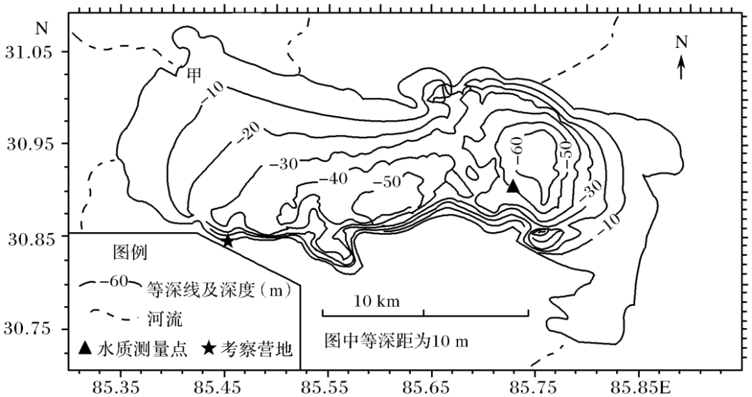 2018年5月科考隊員小明隨科考隊到此地考察,可見湖泊北面的山麓有斷層