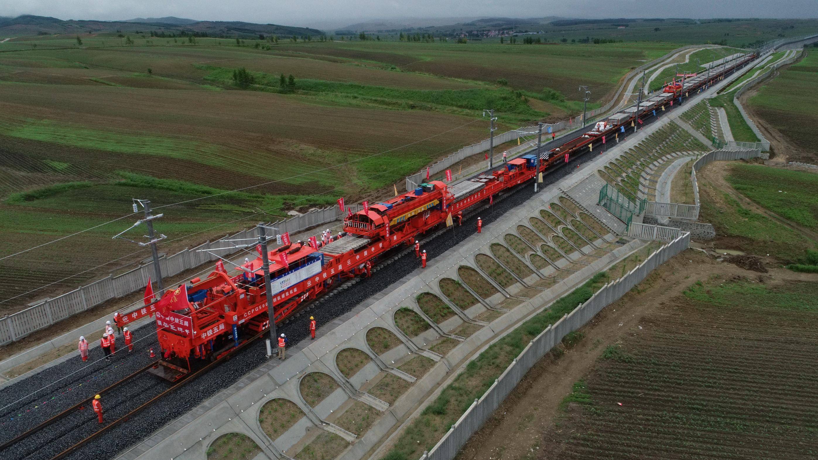 牡佳客专高速铁路进入铺轨施工阶段