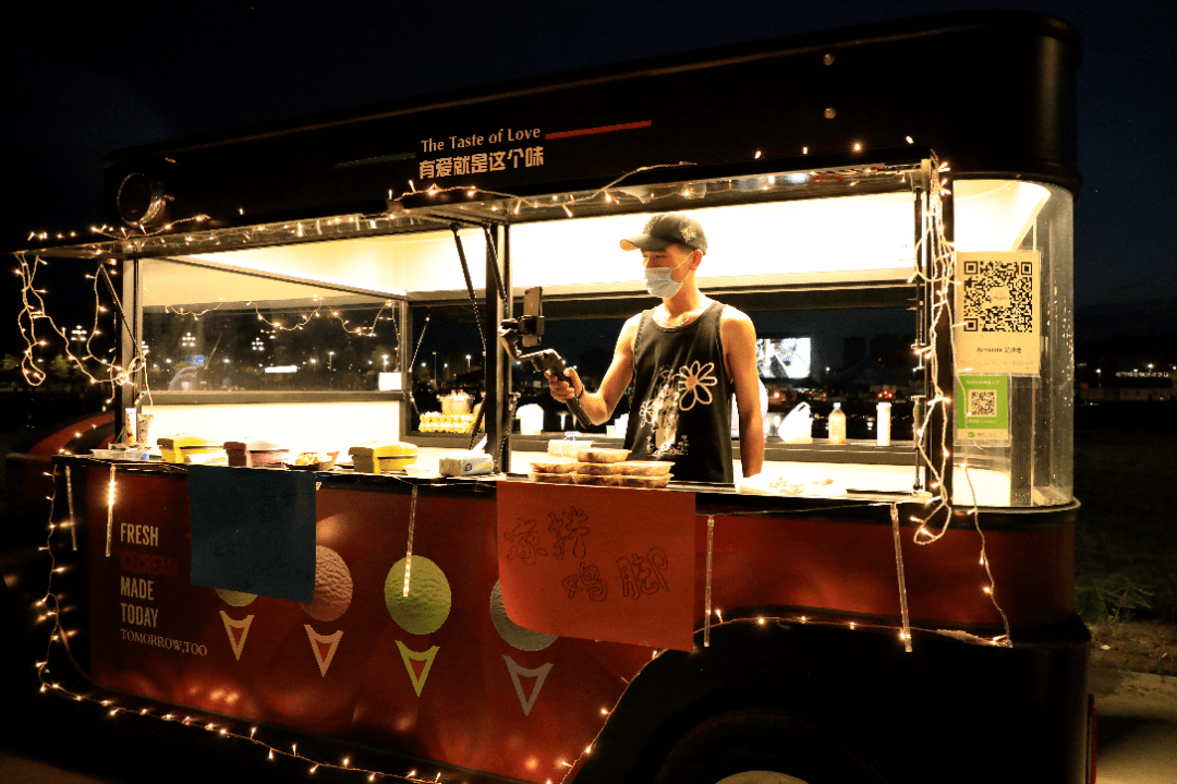 移动餐车上,店主小哥开着直播做美食;△在肇庆新区爱满地汽车文化营地
