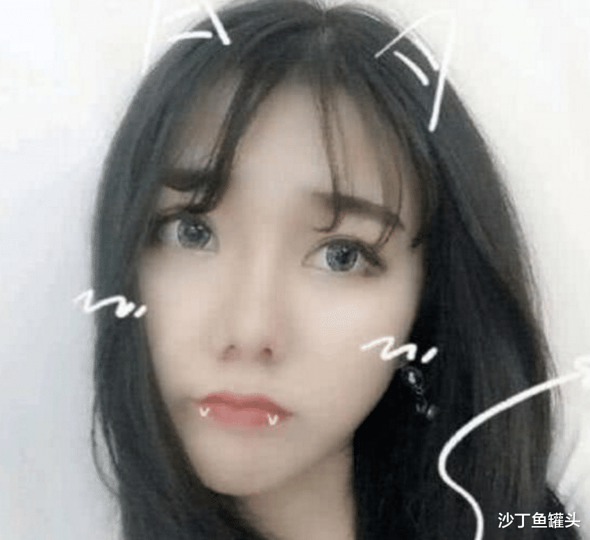 她认为是晴子无下限地一直在蹭她的热度,不然怎么可能会坐到现在的