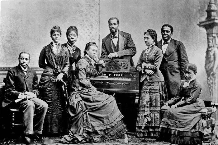 大学周年合唱团",他们是美国音乐的进步标志,当时已有黑人女性成员