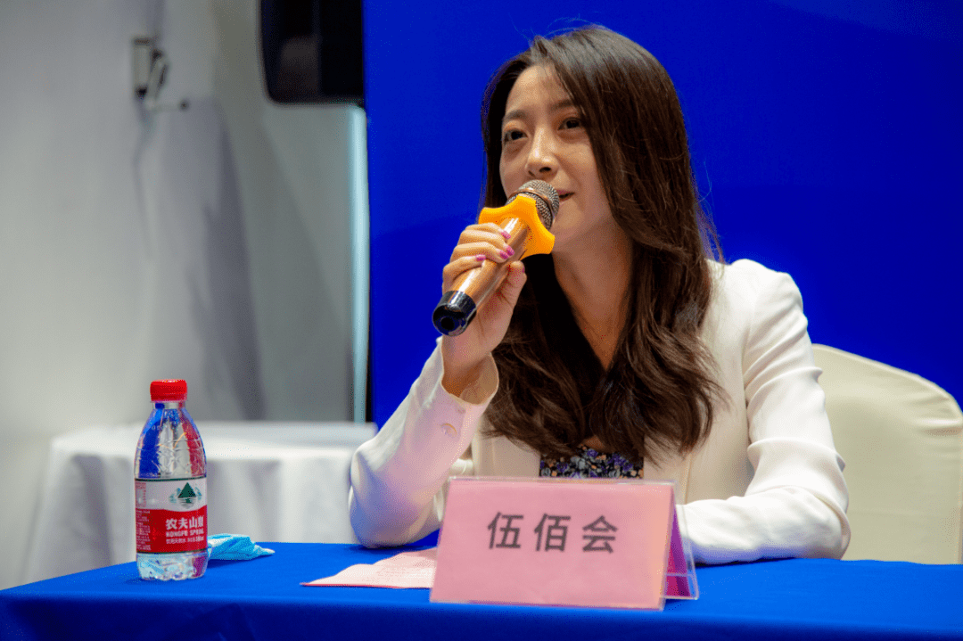 承办单位 河南伍佰会总经理赵静讲解消费券筹备的整体情况