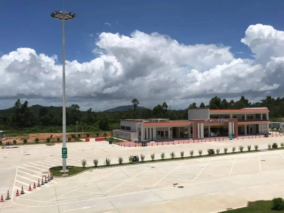 近日,经过升级改造后的新台高速合水服务区正式投入使用,一个集加油