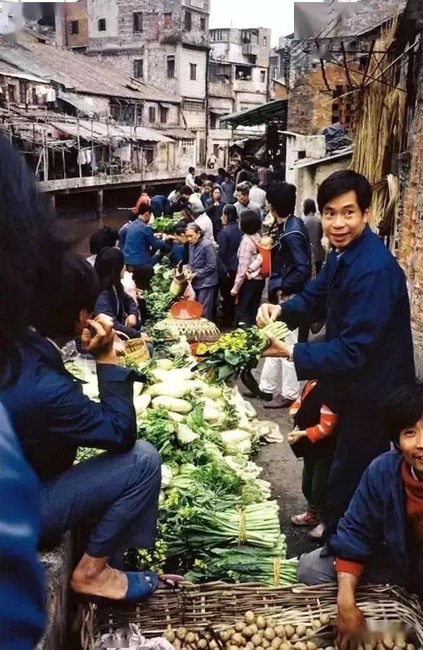 1970年代末,广州,河沿边的早市,各种新鲜蔬菜供人们挑选.翁乃强/摄.