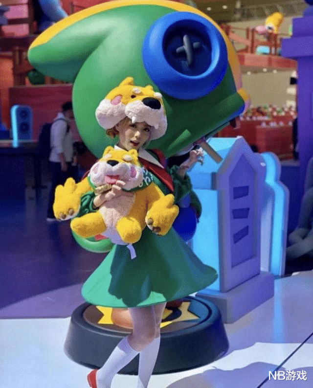 荒野乱斗女玩家COS妮塔真好看，看到PDD的女装，笑哭了_英雄