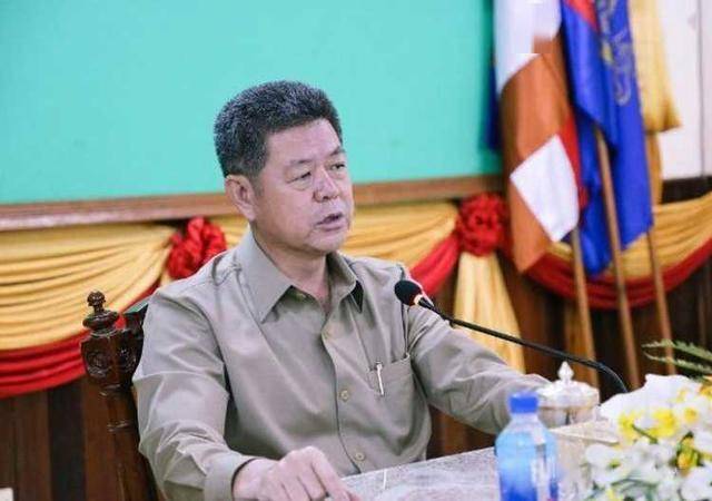 柬埔寨西港2男冒充保安敲诈海滩民众恶行曝光遭逮捕