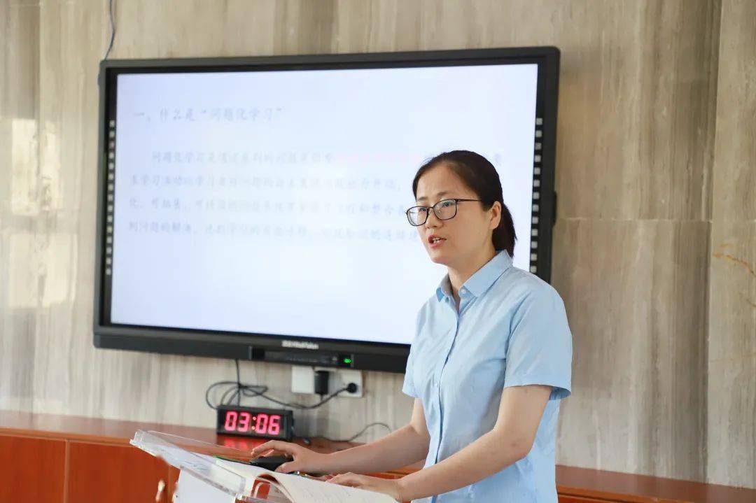 本周轮训由周浪老师主持,陈梅老师进行读书分享.