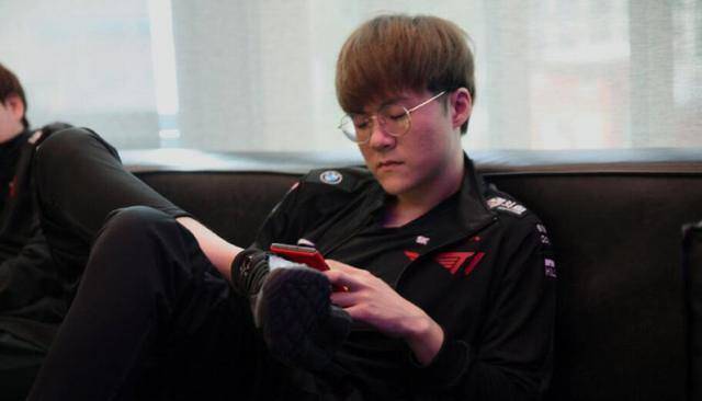 t1官宣teddy续约机长留守烧烤摊李总冠军能靠他吗