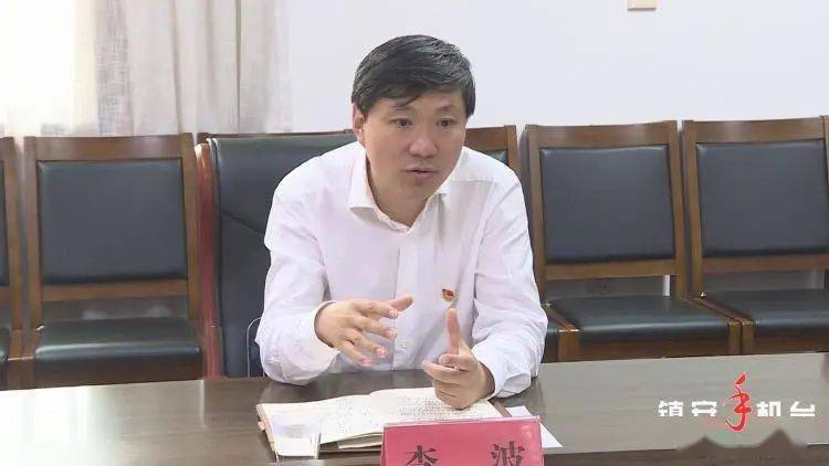 李波代表县委,县政府对浦口长期以来给予镇安的支持帮助特别是对脱贫