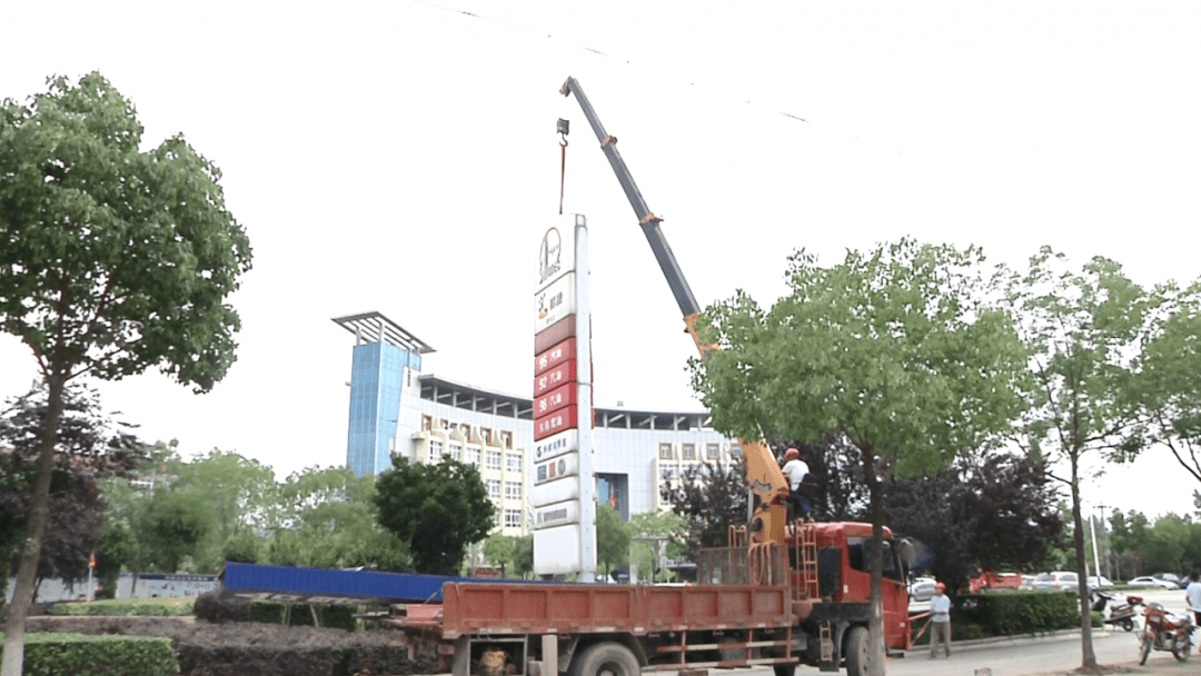 高空作业拆除问题广告牌提升城市颜值