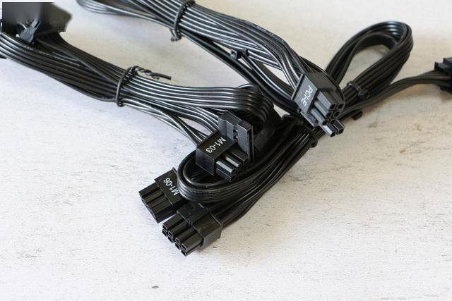 线材上标识了线材接口类型,插线的时候,只要对应电源的接口即可.