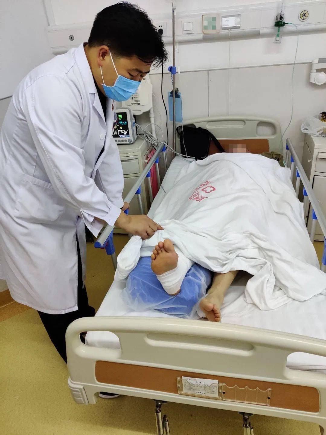 第一天,进行抽血,术前检查,麻醉评估等.