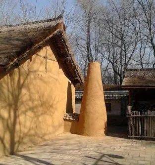 烟囱贴在山墙外草苫土房篱笆寨是对满族人居住房屋和院落的描述.