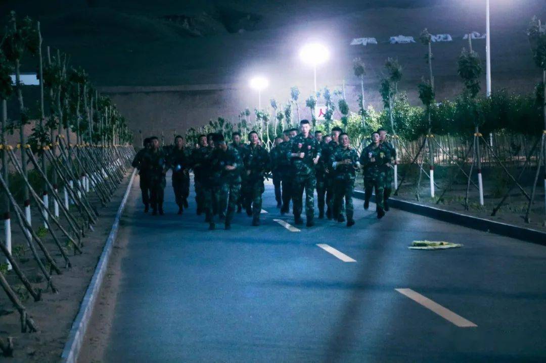 军营的夜,是他们的战场