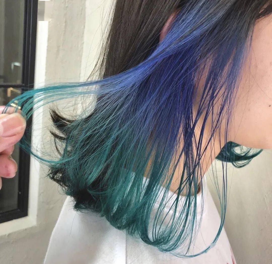 不同颜色的挂耳染可以打造不同形象,混合了蓝紫渐变的挂耳染时髦酷炫