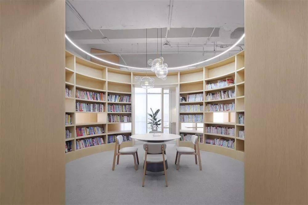 位于西北角的图书阅览室,是整个室内空间体量最大的一部分,同时也是