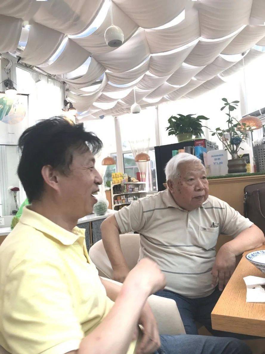 图4:殷业老师和金尚年教授最后,殷秘书长请网上与会的甘永超教授发言.