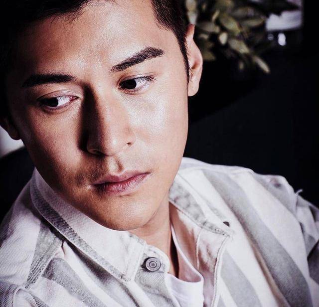 香港男演员现身宣传新电影,出演床戏被女搭档抱怨,胡须很扎_陈家乐