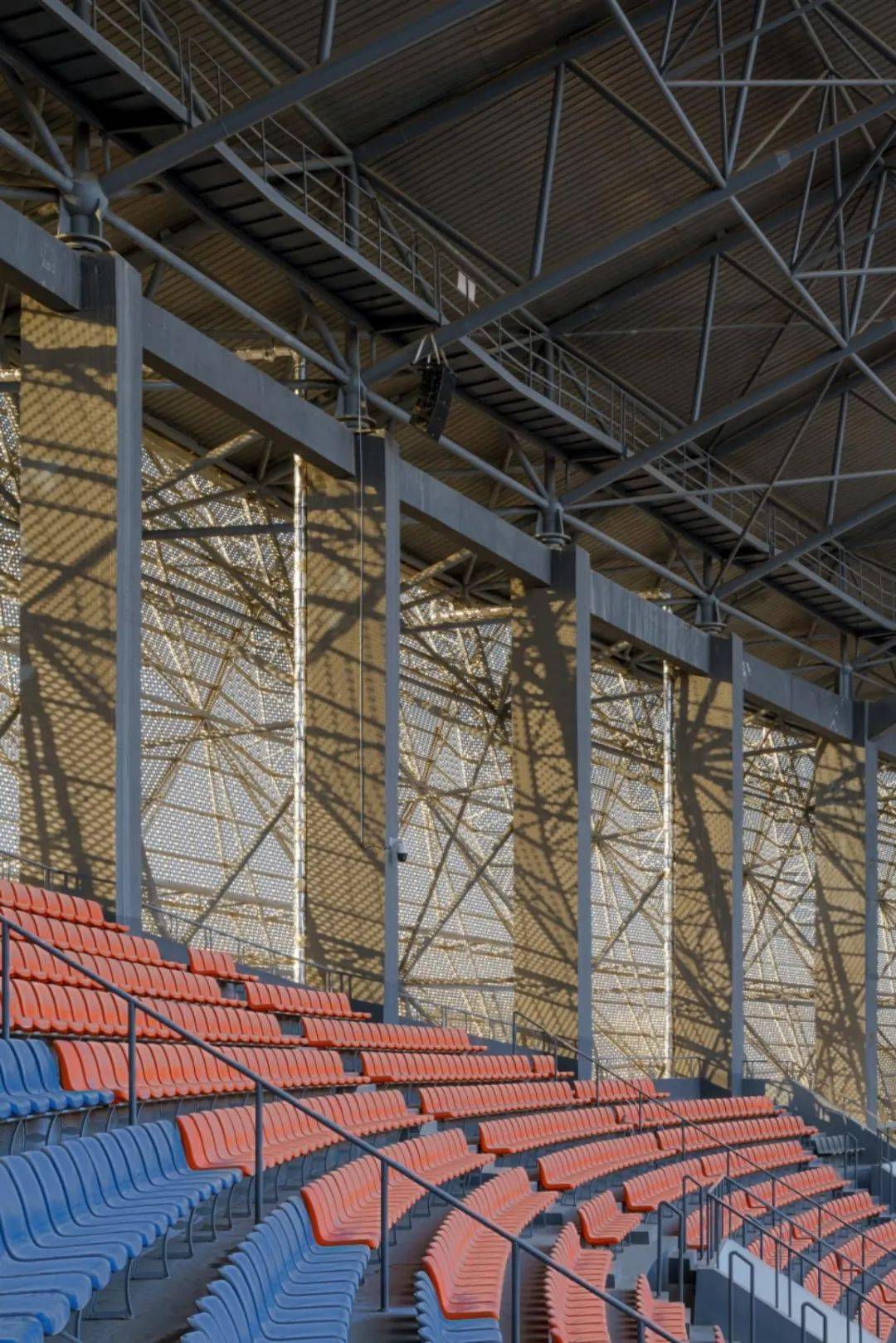 电专业留足条件,屋顶马道设置到位,留好满足体育工艺要求的照明,音响