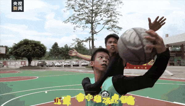 印象最深刻的同学 舅舅:如果有5分钟的空闲时间 他也去打篮球 老师:他