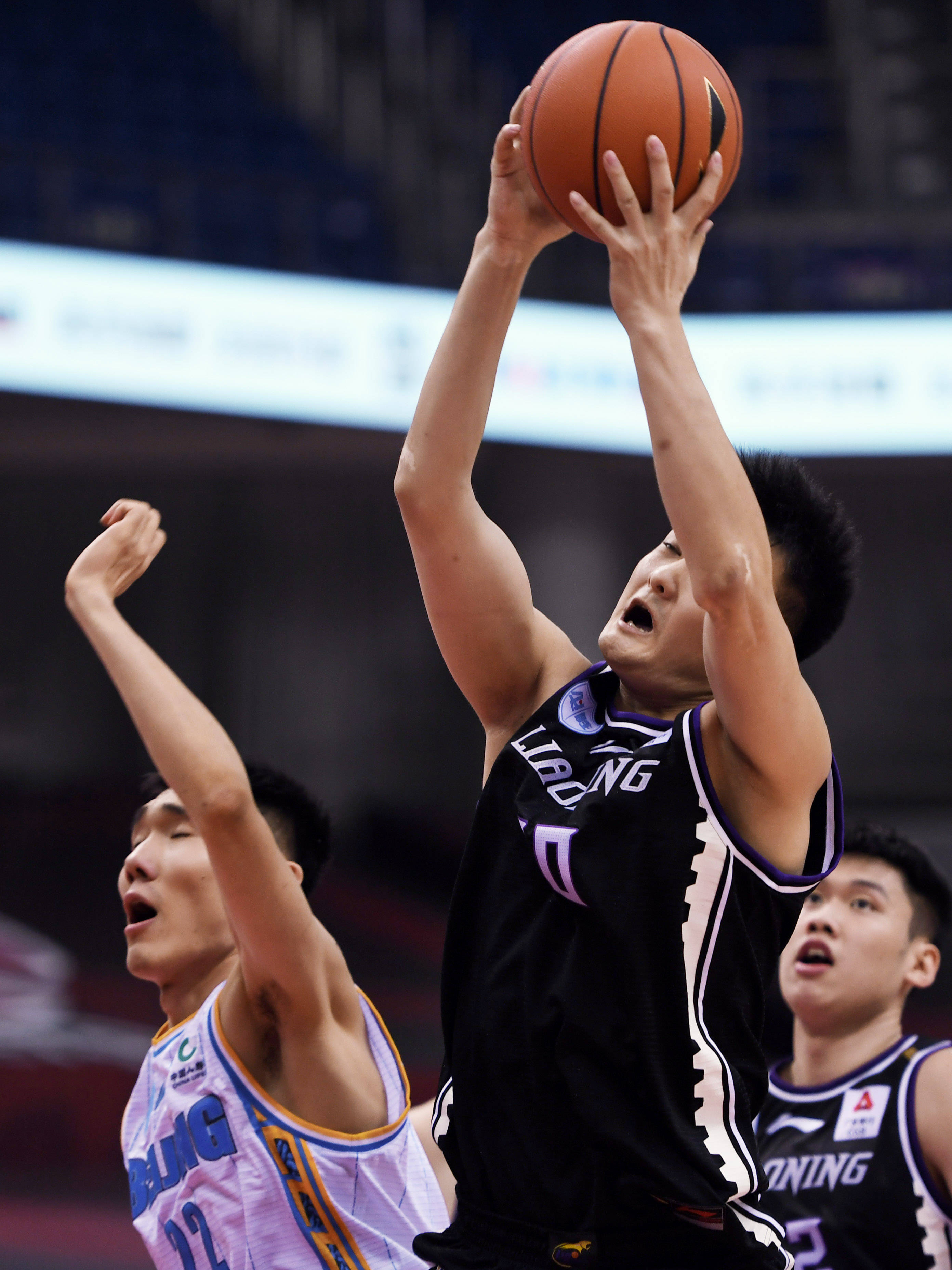 新华社照片,青岛(山东),2020年6月20日 6月20日,辽宁本钢队球员丛明晨