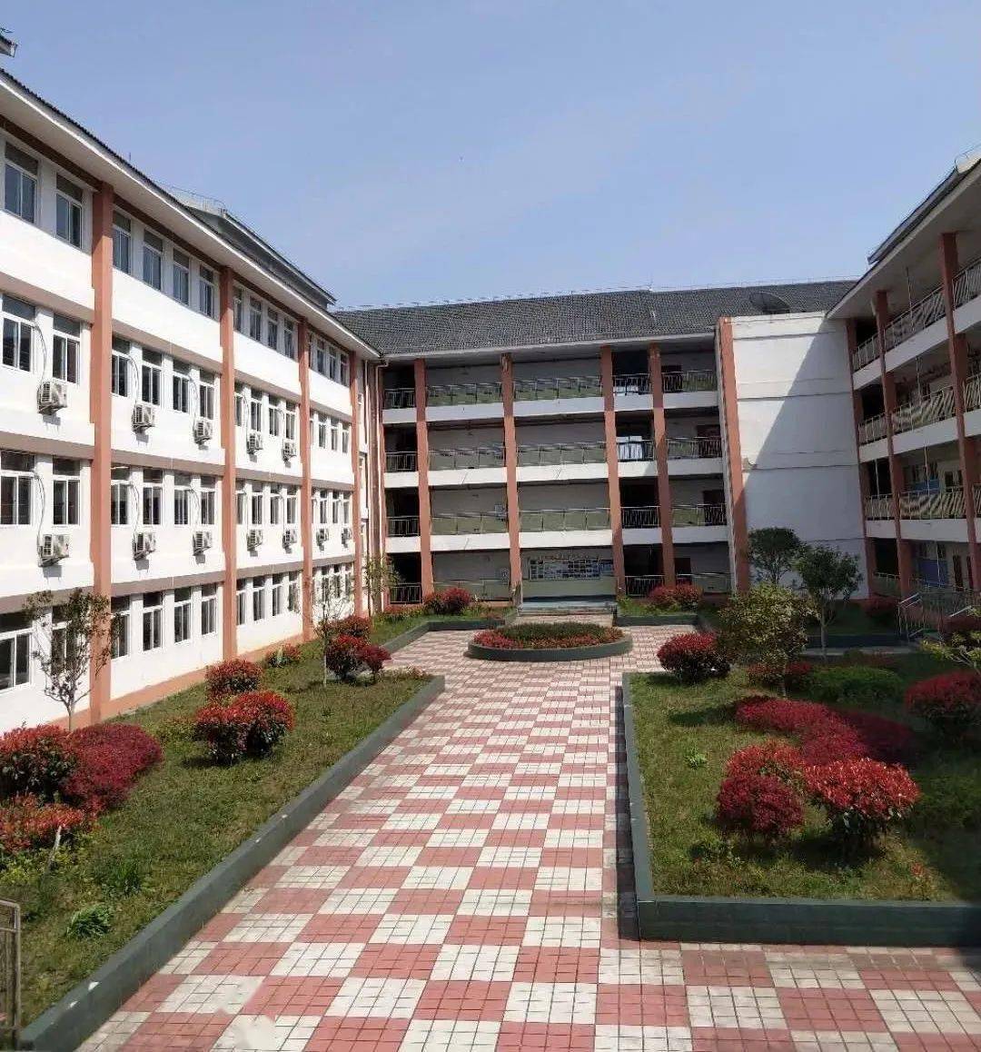 67凯里这所学校再度启动100万扶智助学计划优秀学子学费全免快来