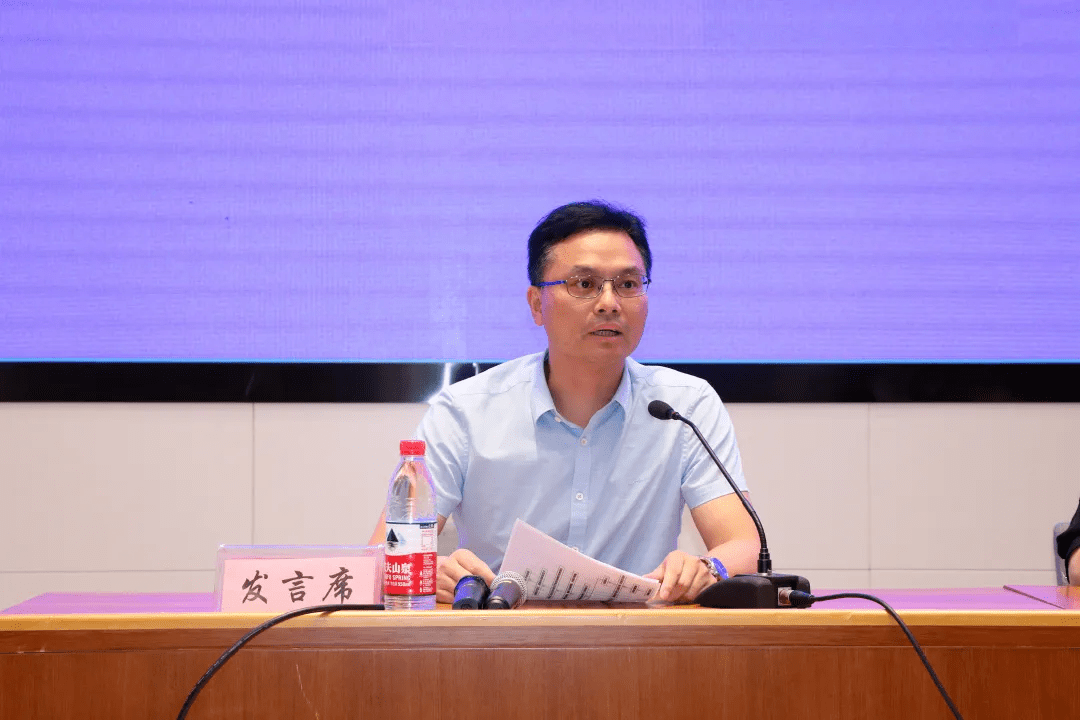 医疗机构代表绍兴市人民医院副院长赵振华和武汉金豆医疗数据科技有限