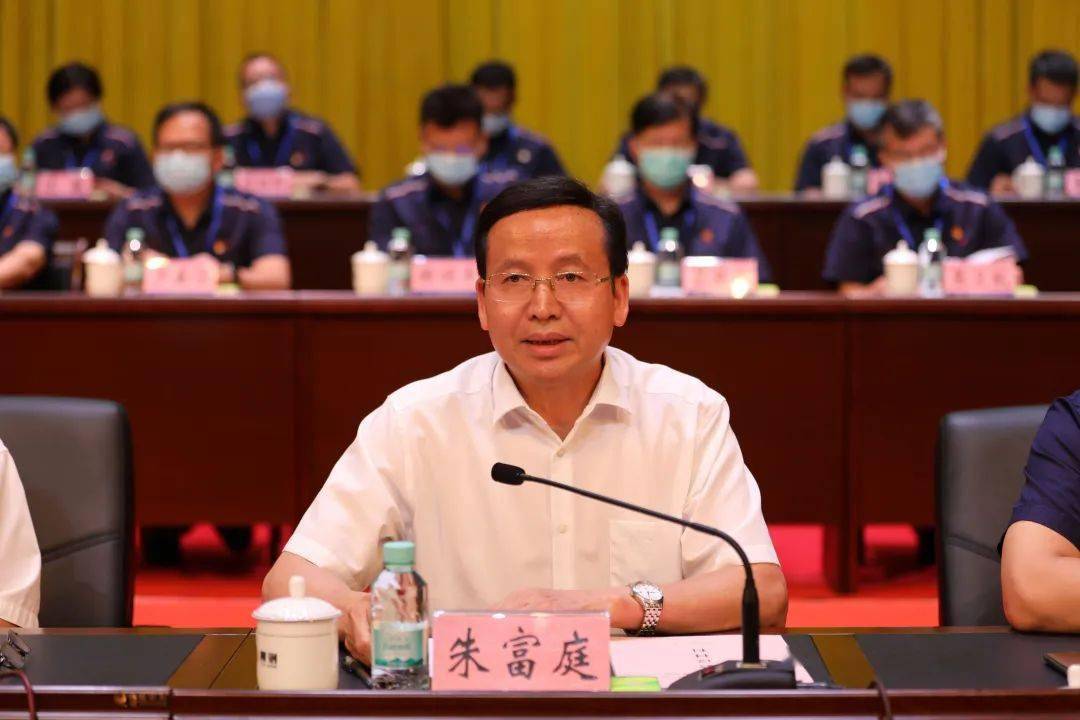 梁日春在致辞中说,随着柳州进入创新驱动,转型发展新阶段,柳钢集团也