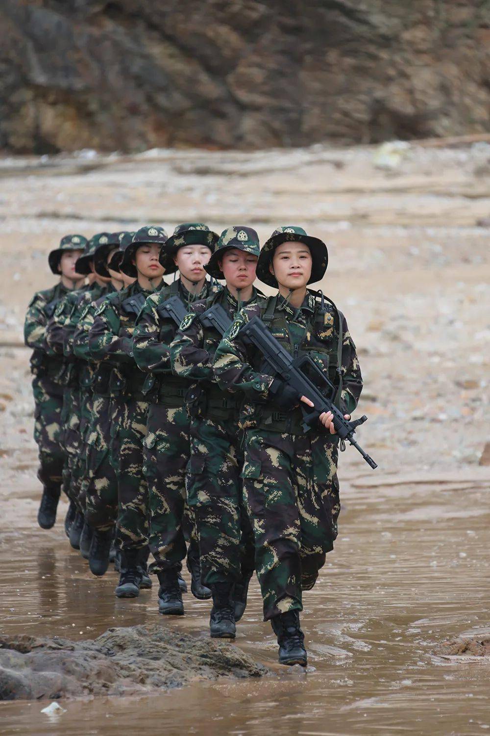 女民兵训练图片