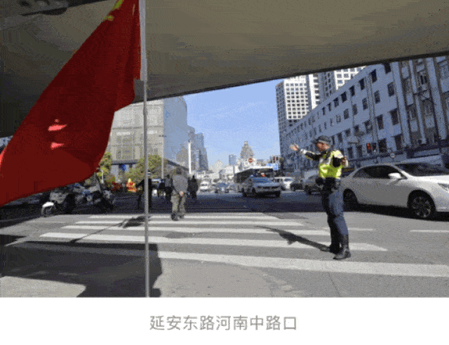 一面面团旗飘扬在延安东路/河南中路口等岗位上,展示了青春活力的光芒
