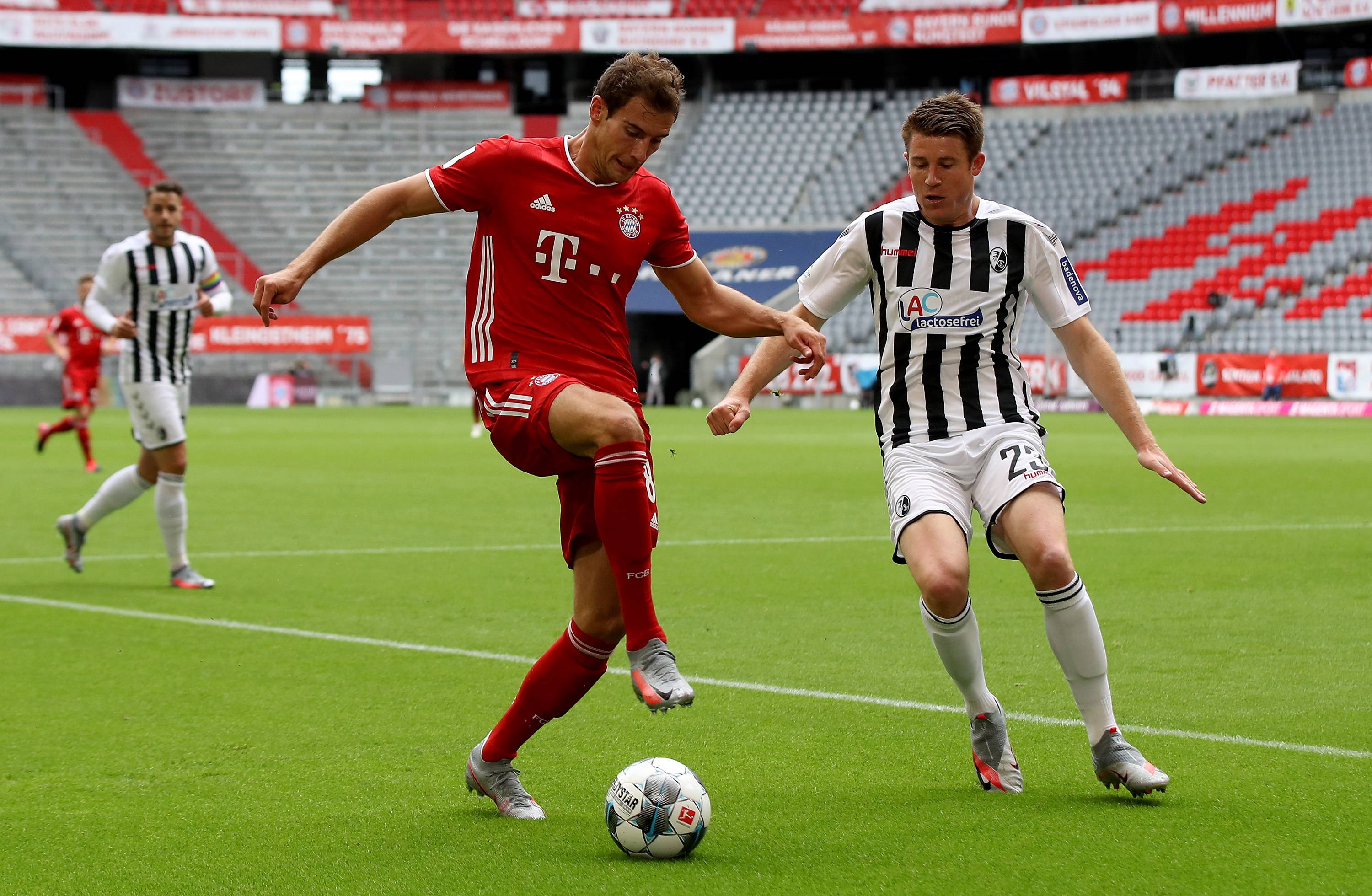 日 6月20日,拜仁慕尼黑队球员格雷茨卡(左)与弗赖堡队球员海因茨拼抢