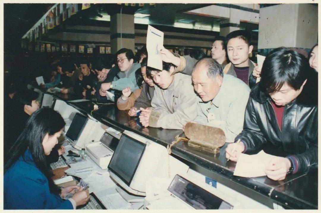 20世纪九十年代初,固定电话逐渐走入普通百姓家,成为人们联系的通信