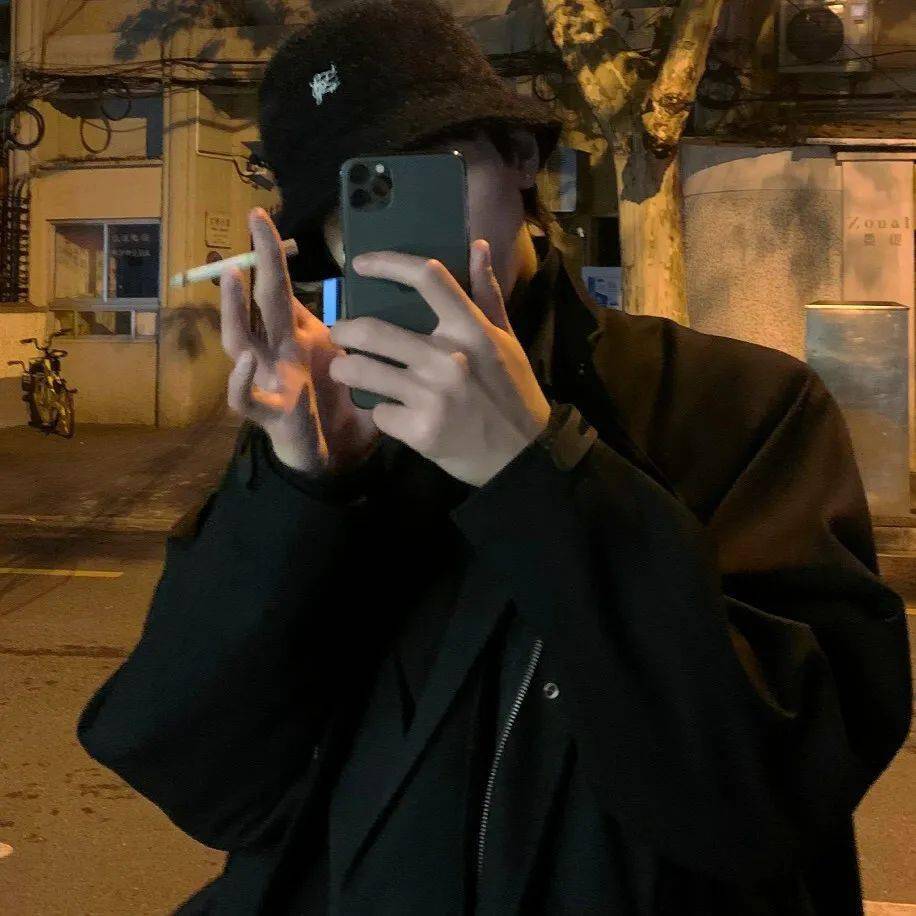 男生手机挡脸自拍照片图片