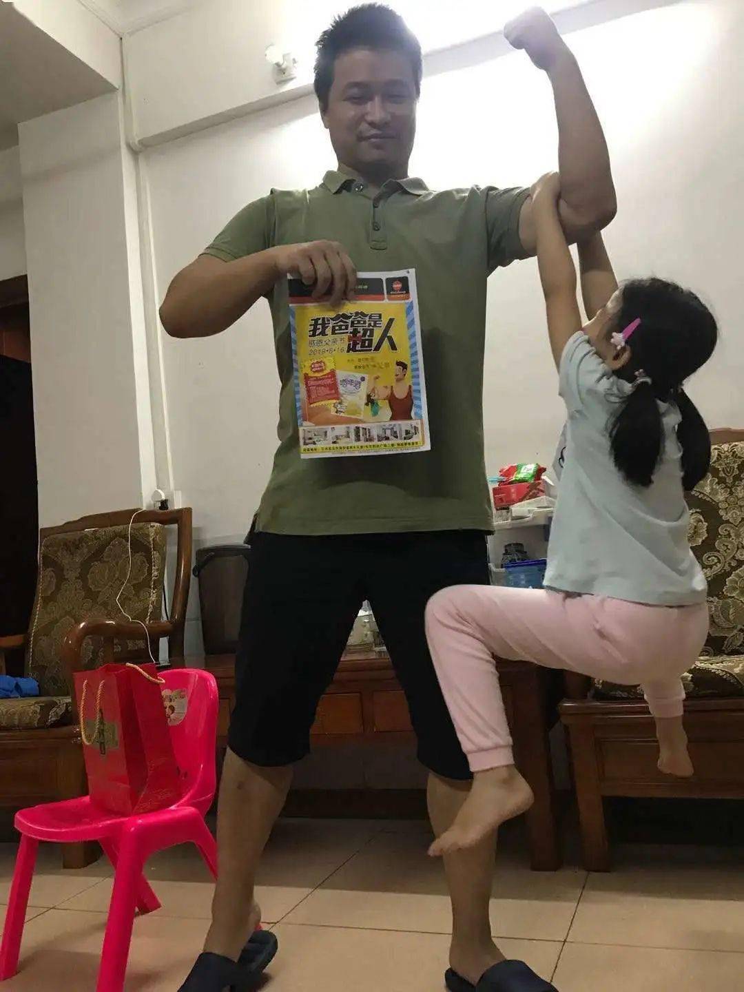 我可以在他肚子上画画,我可以和他玩任天堂游戏,我可以骑着他的肩膀看