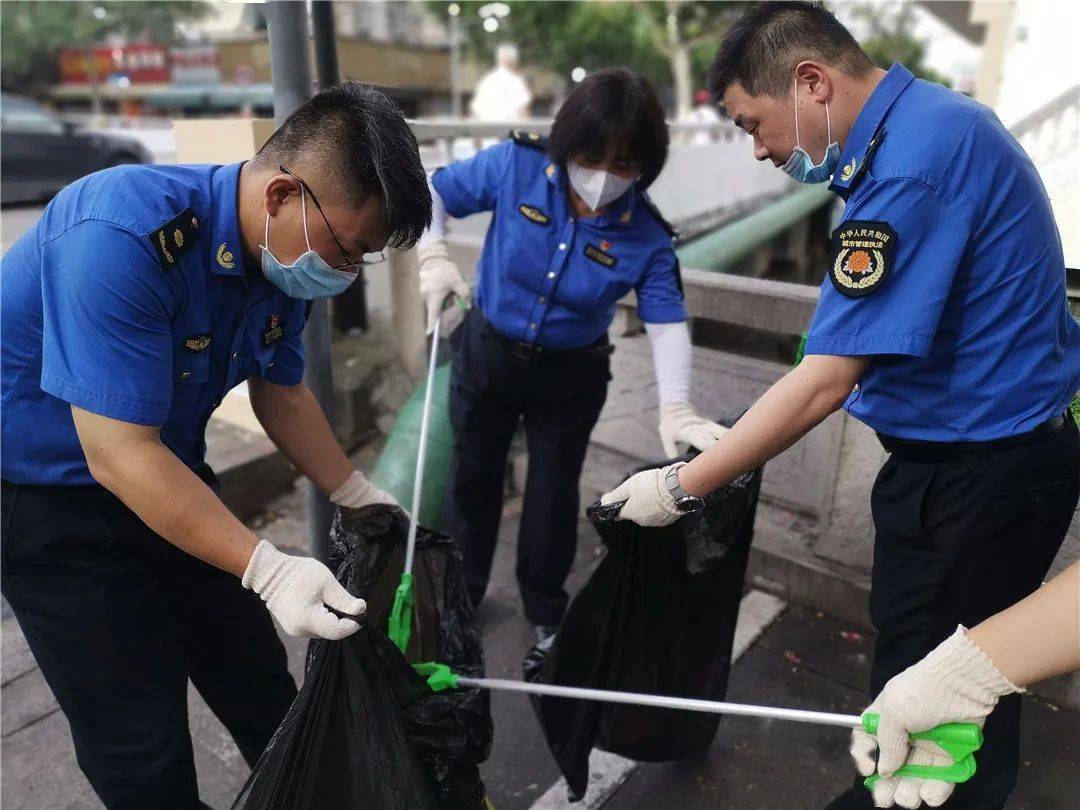 一早,20名党员志愿者在中队集中领取工具后,迅速投入洁净街面行动中.