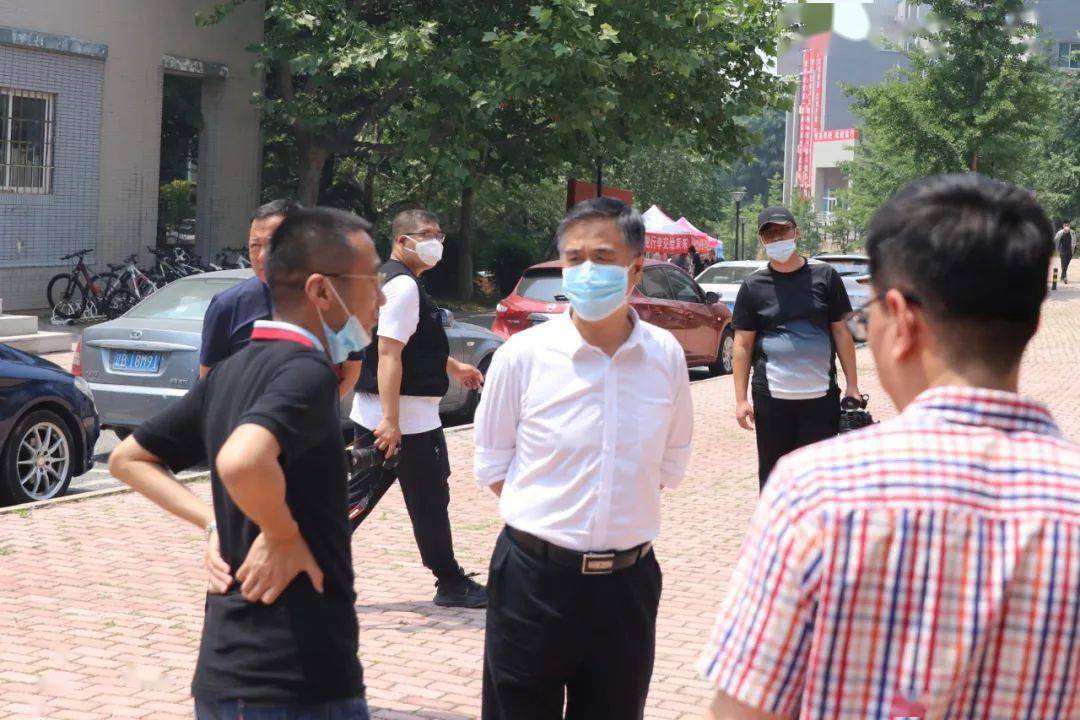 学校党委副书记,副校长任昊在现场指导学生返校工作