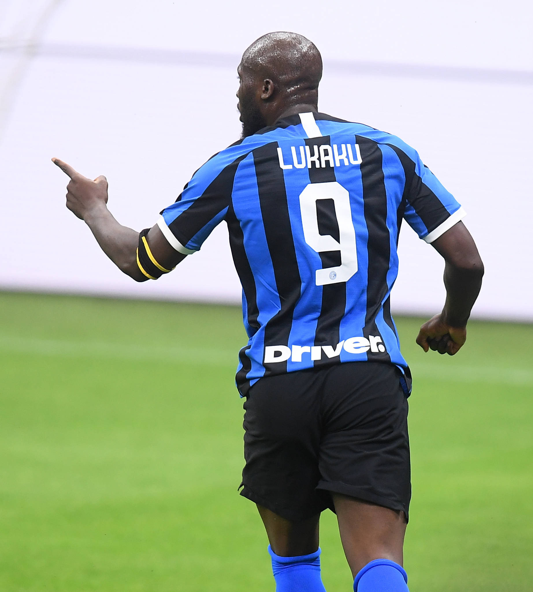 6月21日,国际米兰队球员卢卡库进球后庆祝.