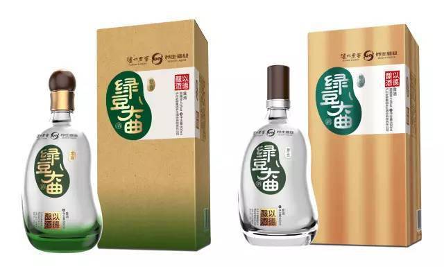 绿豆大曲酒系列产品:绿豆大曲金之豆(左),绿豆大曲银之豆(右)当然餐桌