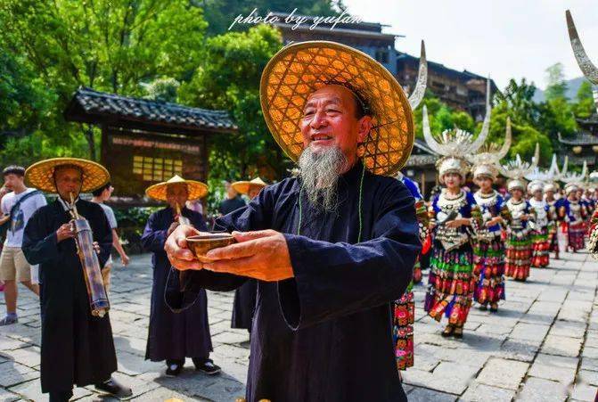 喝12道热情饮99杯醉拦门酒苗族最高的迎宾礼节