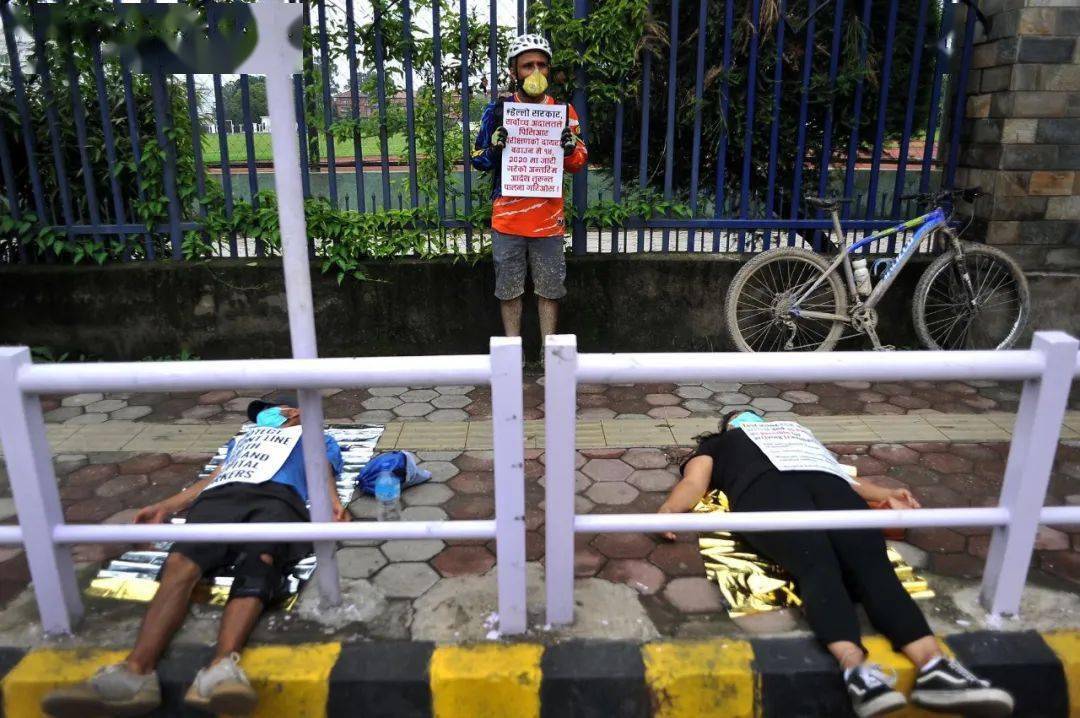 尼泊尔年轻人在街上集体死亡23人死于新冠肺炎1200人死于自杀