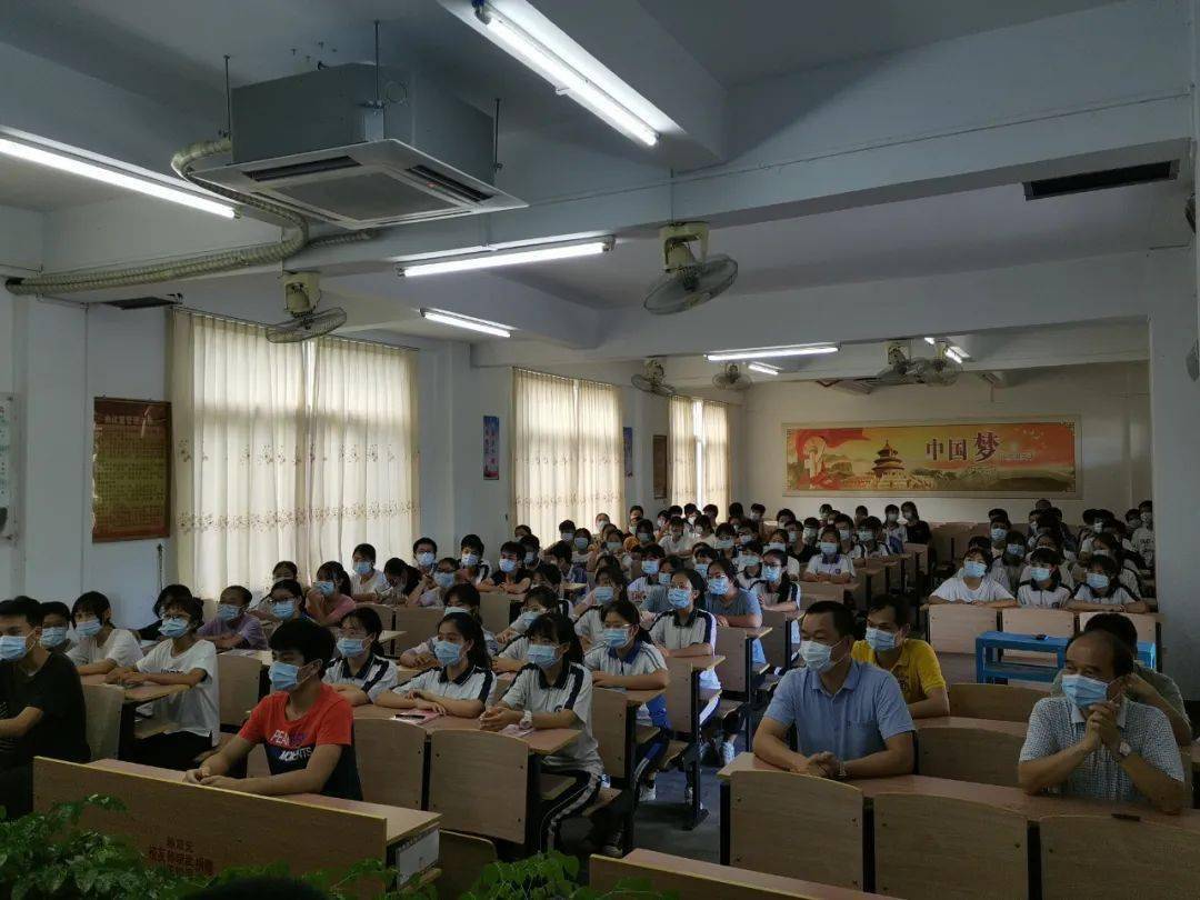 普宁市赤岗中学邀请优秀校友与毕业班学生开展交流会