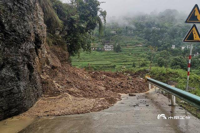 贵州德江遭遇今年入汛来最强降雨道路塌方出行受阻