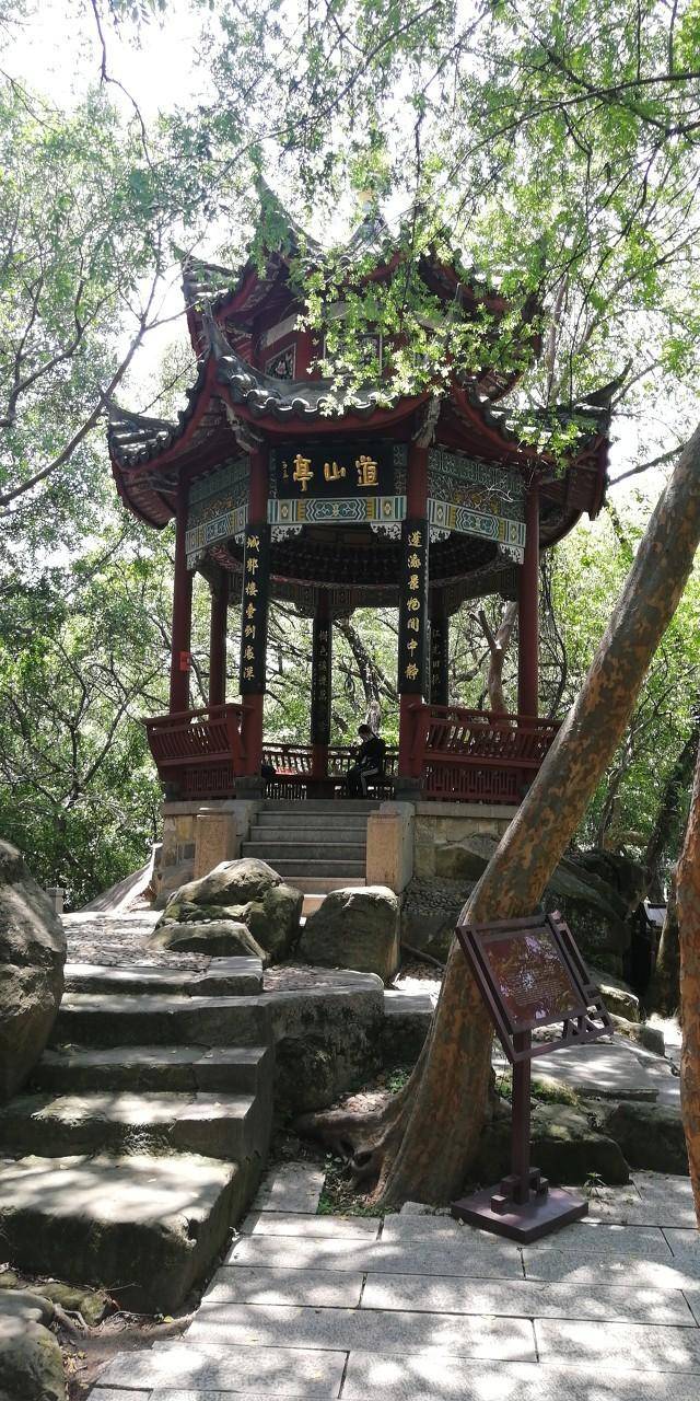 乌石山是福州地标"三山二塔"之一,高度为三山之首