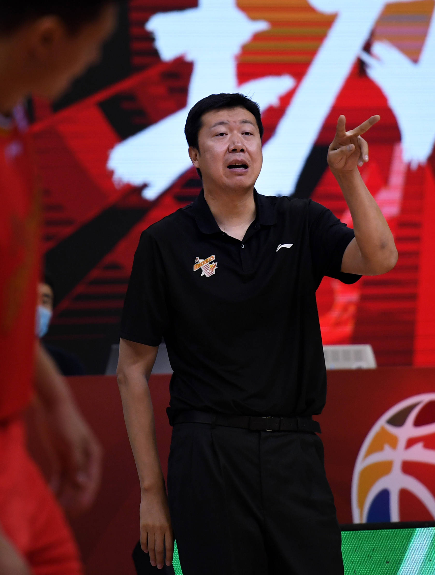 6月22日,八一南昌队主教练王治郅在场边指导.