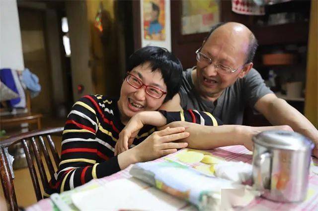 利川70岁夫妇相亲相守到白头不离不弃护爱女