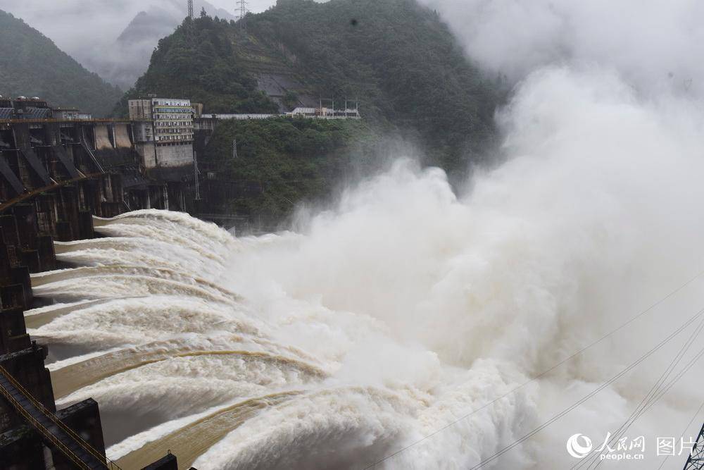 湖南凤滩水库全部13孔闸门开启泄洪