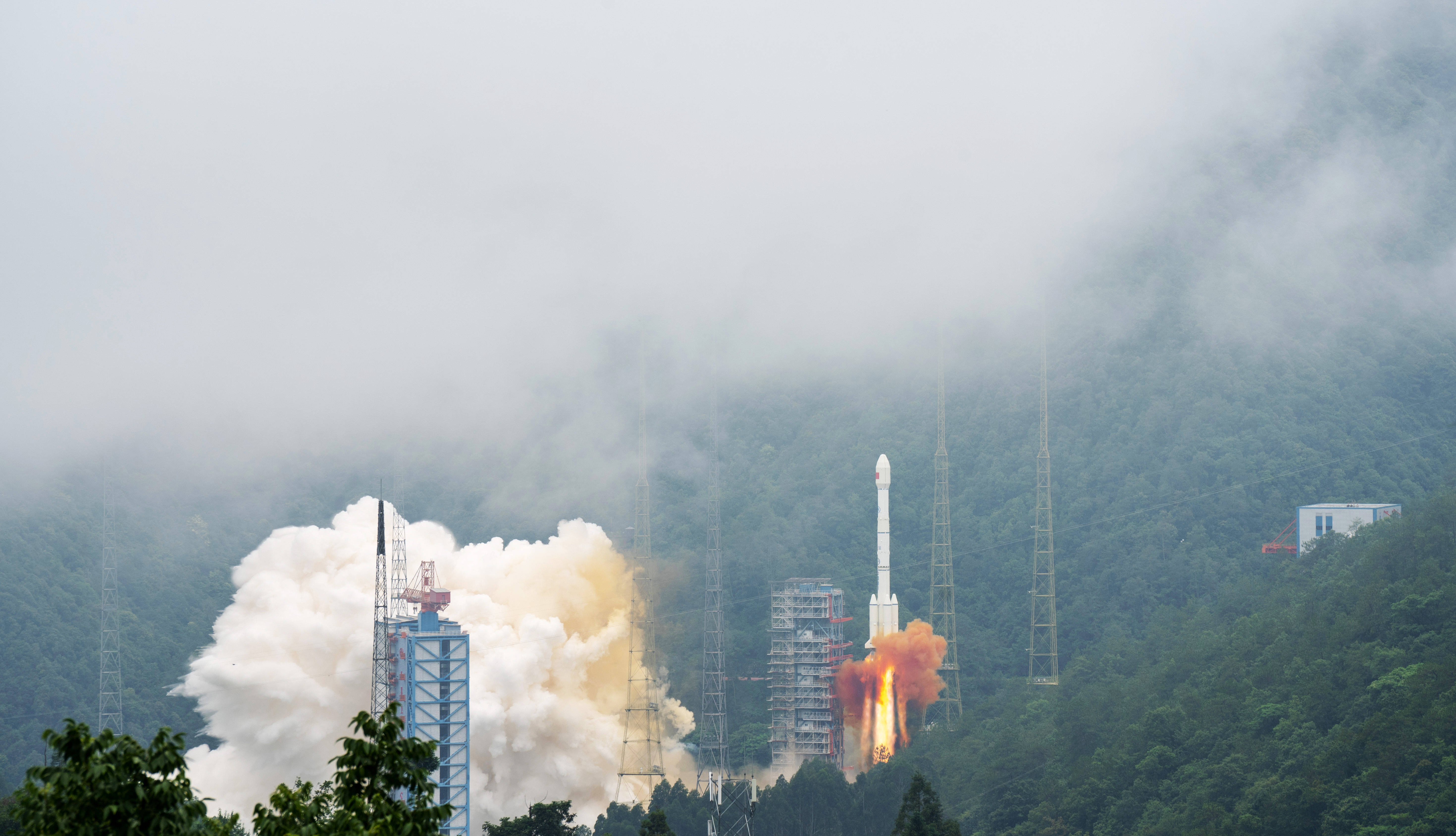 中国北斗服务全球写在我国完成北斗全球卫星导航系统星座部署之际
